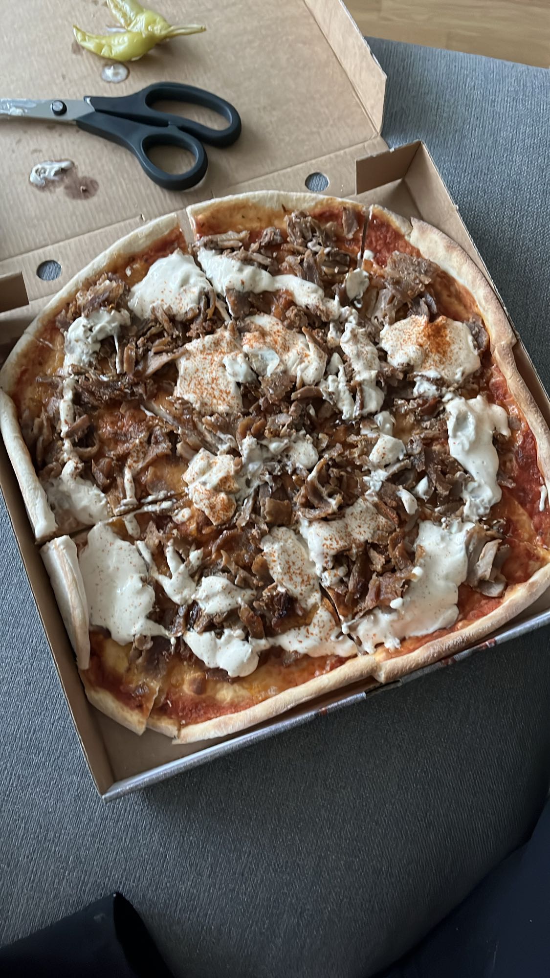Kebabpizza med sås