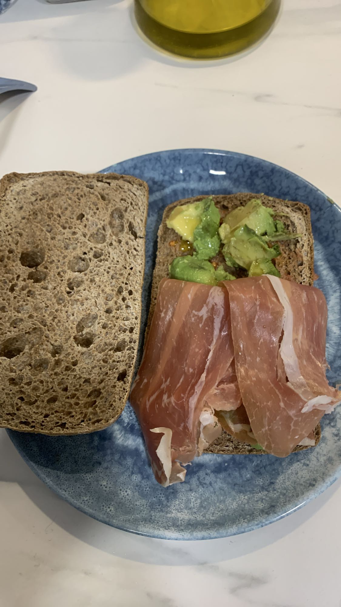 Sándwich de jamón y aguacate