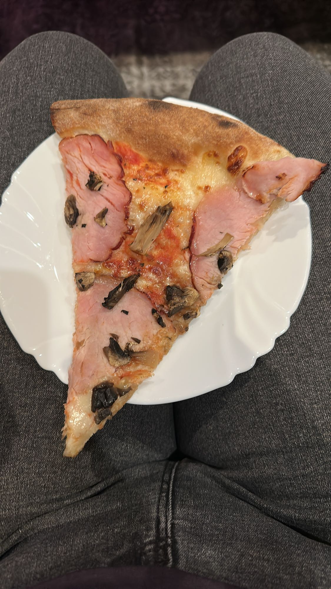 Pizza z szynką i pieczarkami