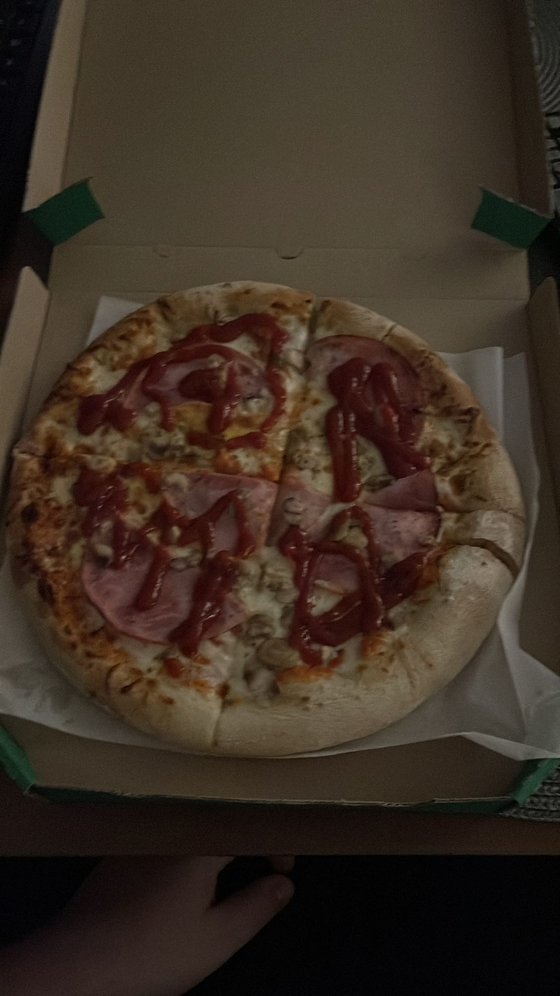 Pizza z szynką i ketchupem