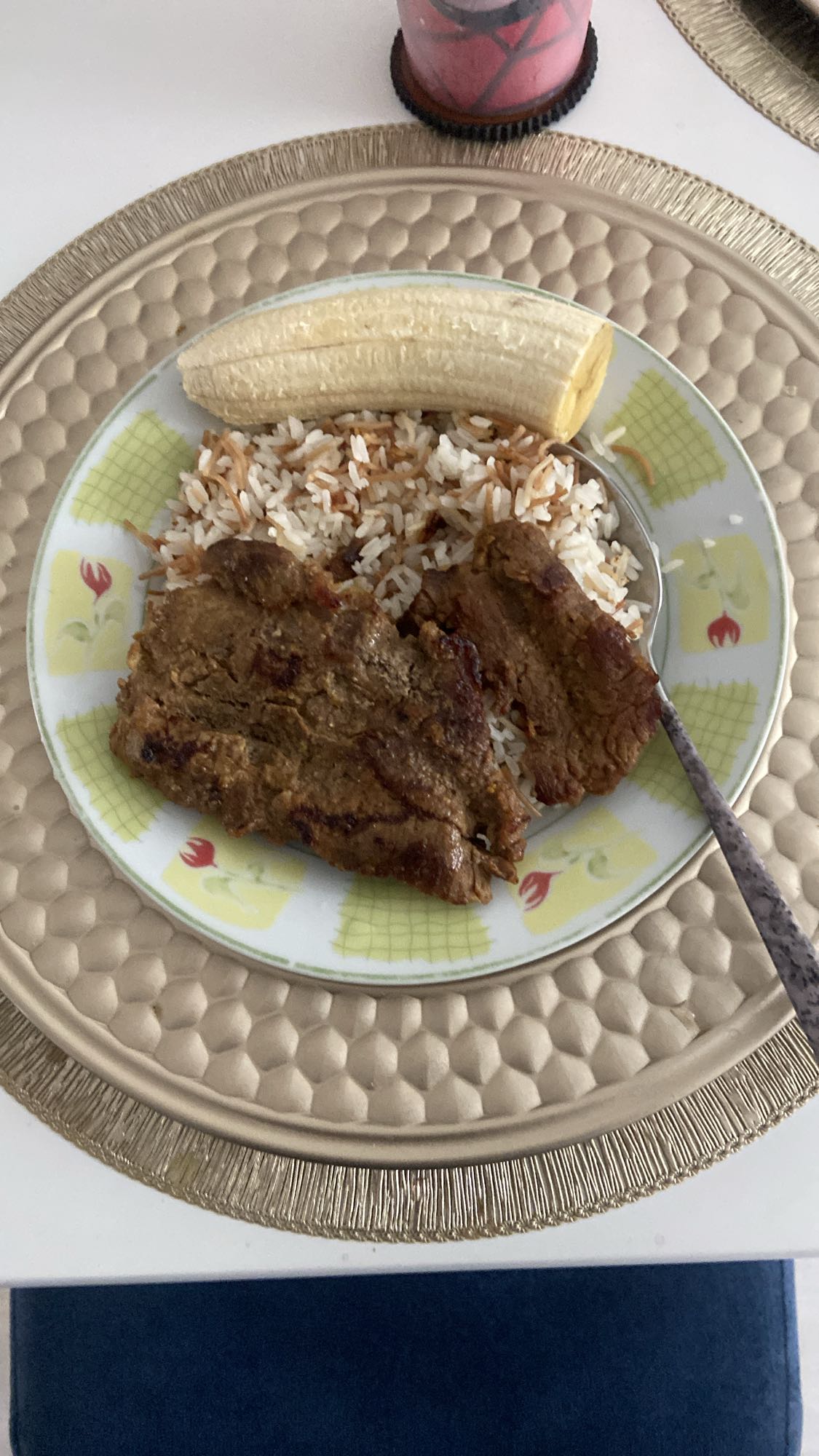 Carne con arroz y plátano