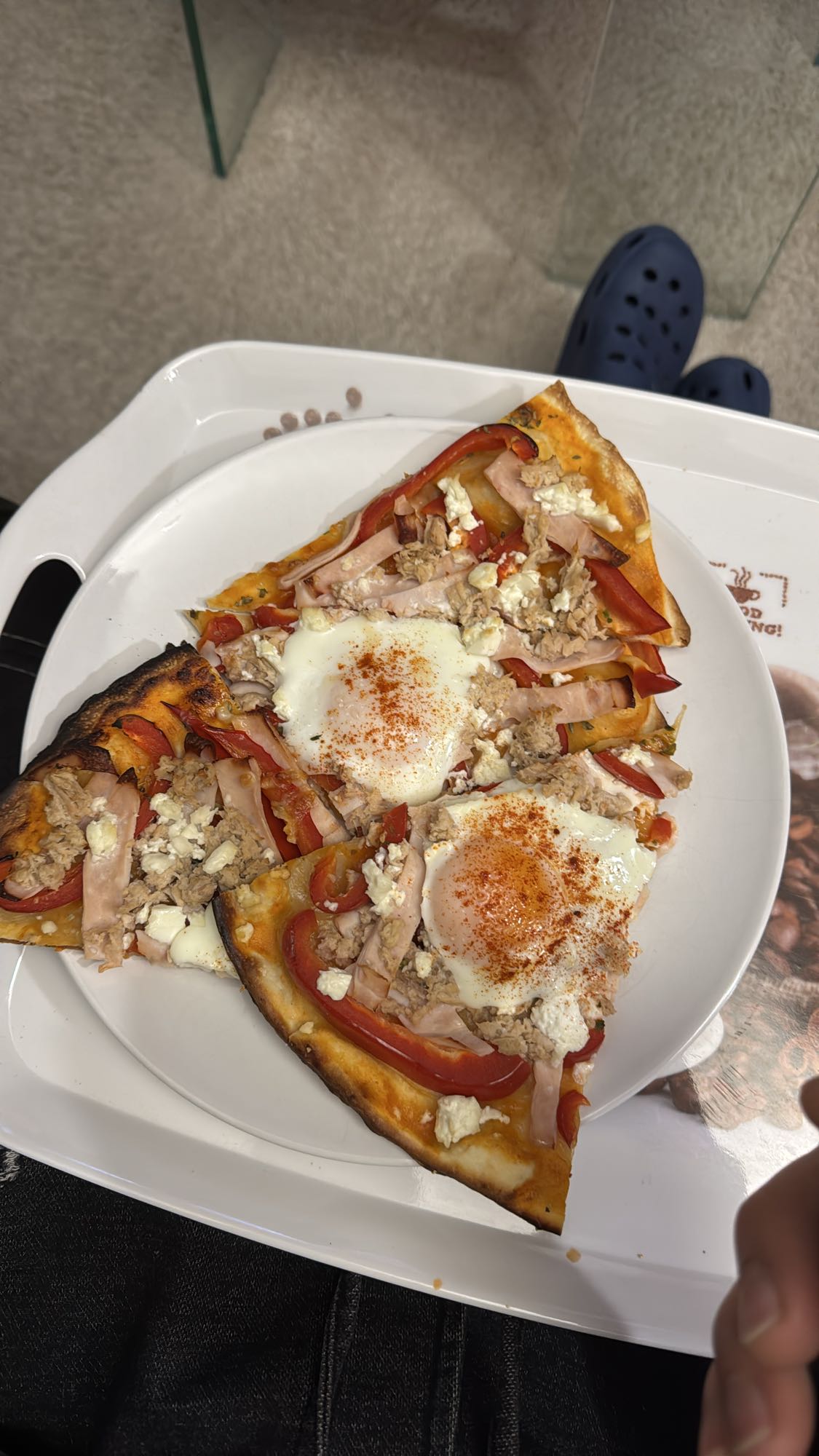 Pizza casera con huevo y pavo