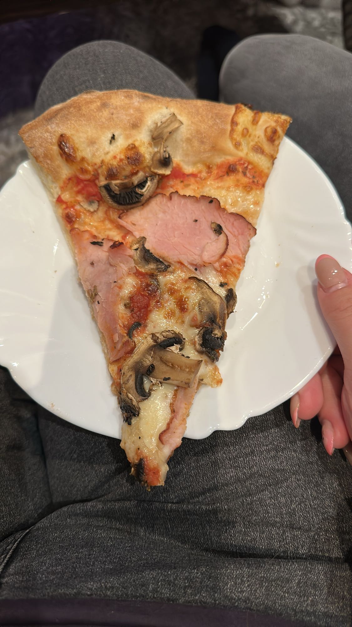 Pizza z szynką i pieczarkami