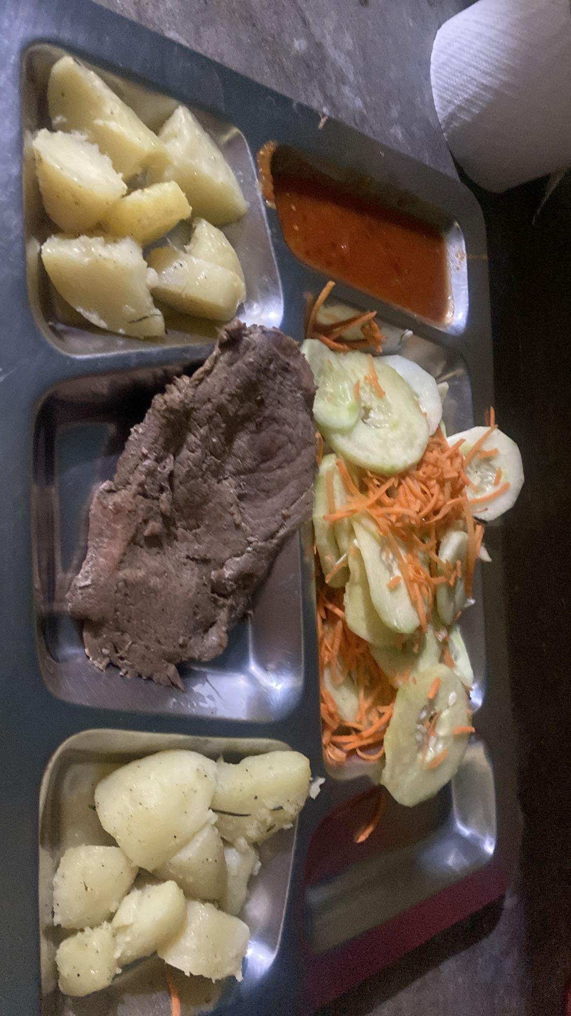 Carne con papas y ensalada