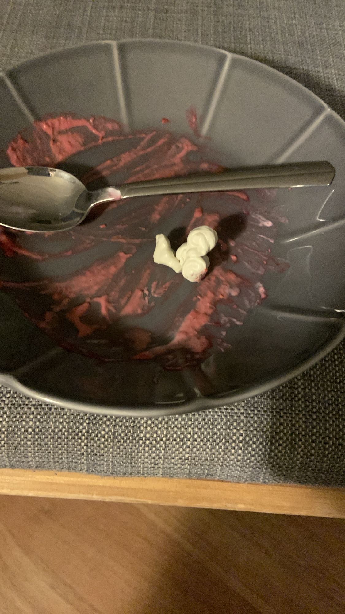 Bärdessert med grädde