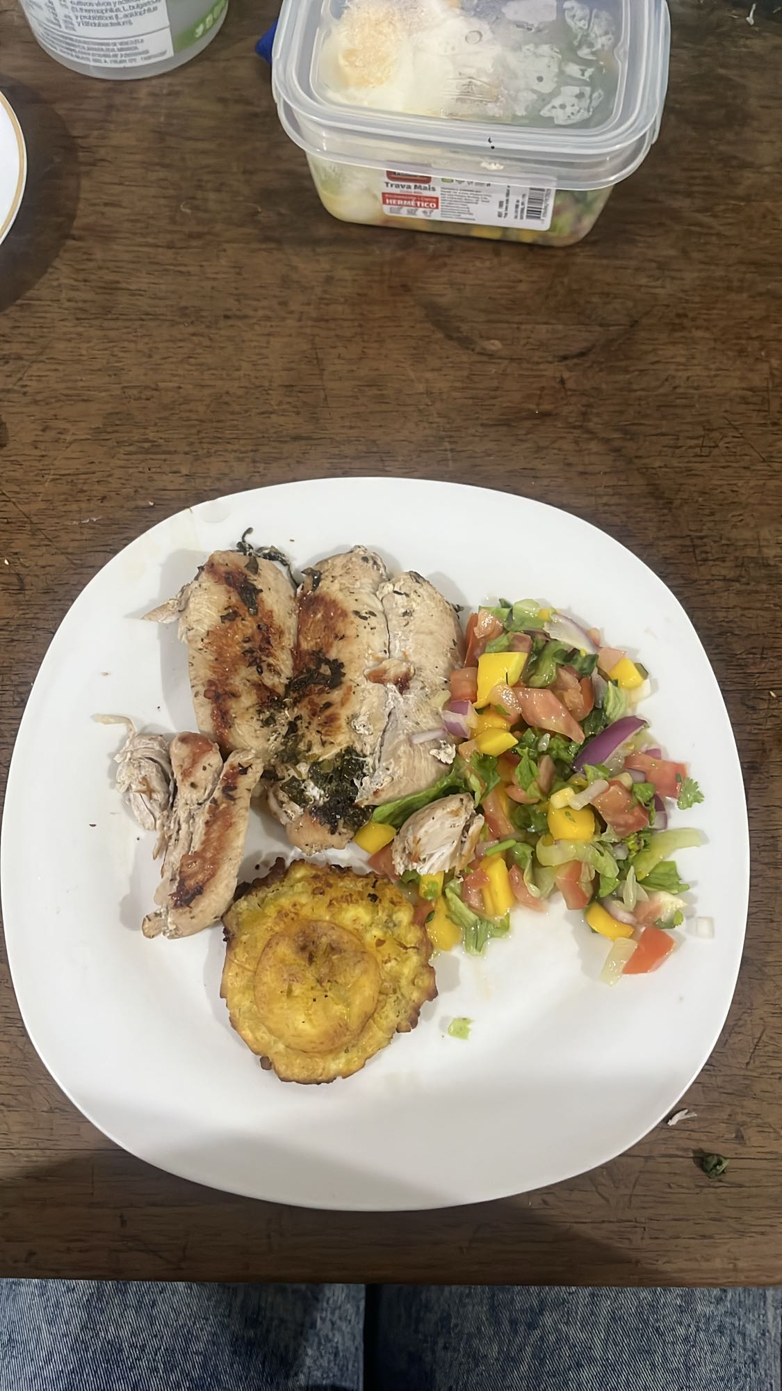 Pollo con tostones y ensalada