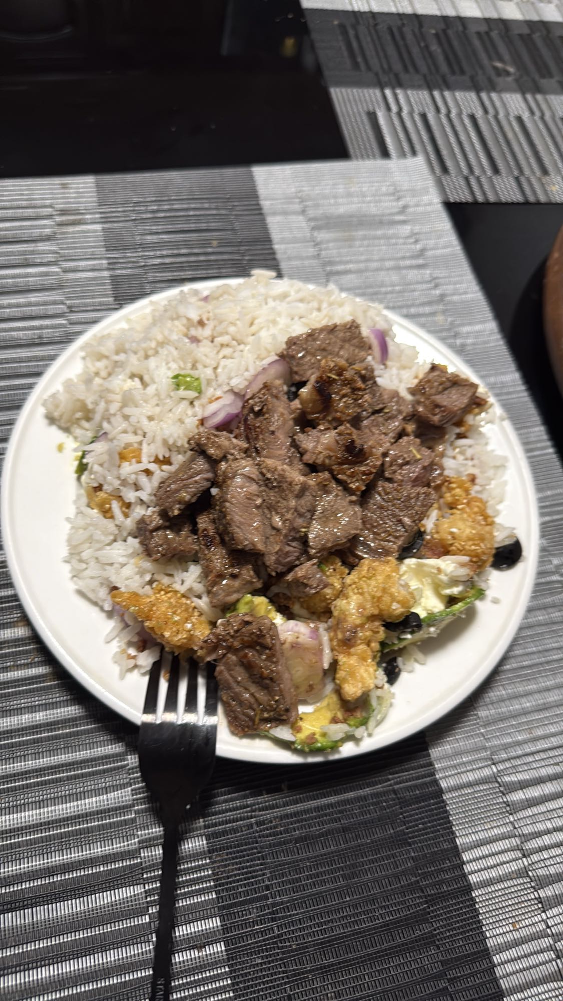 Arroz con carne y ensalada