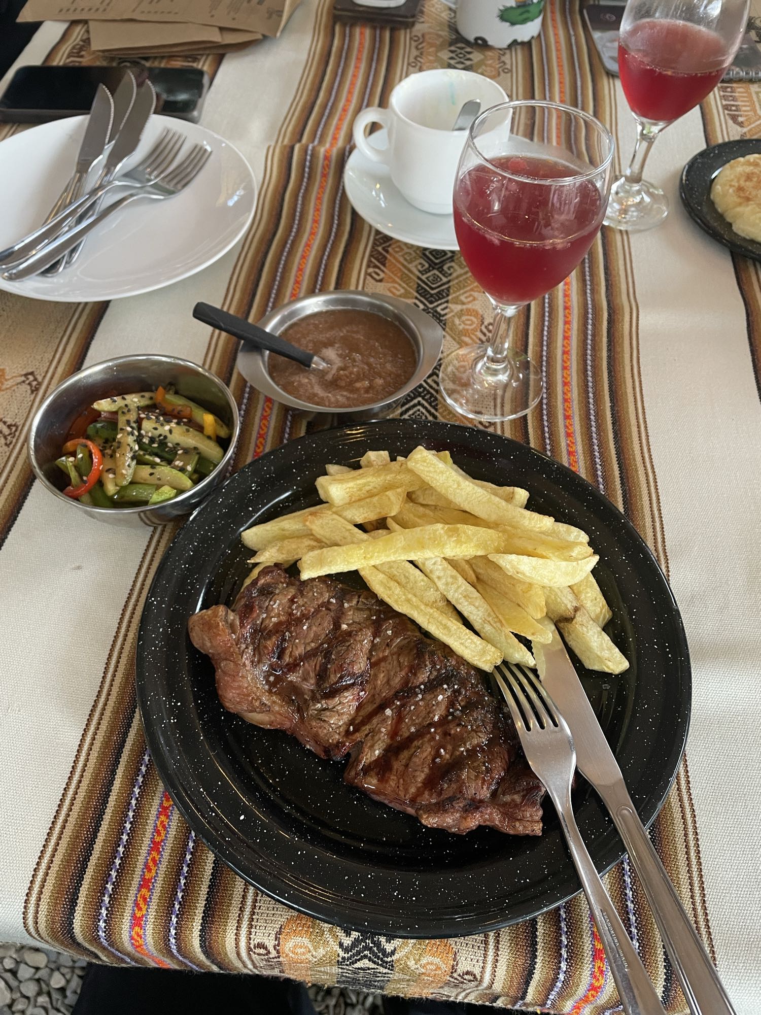 Carne con papas fritas