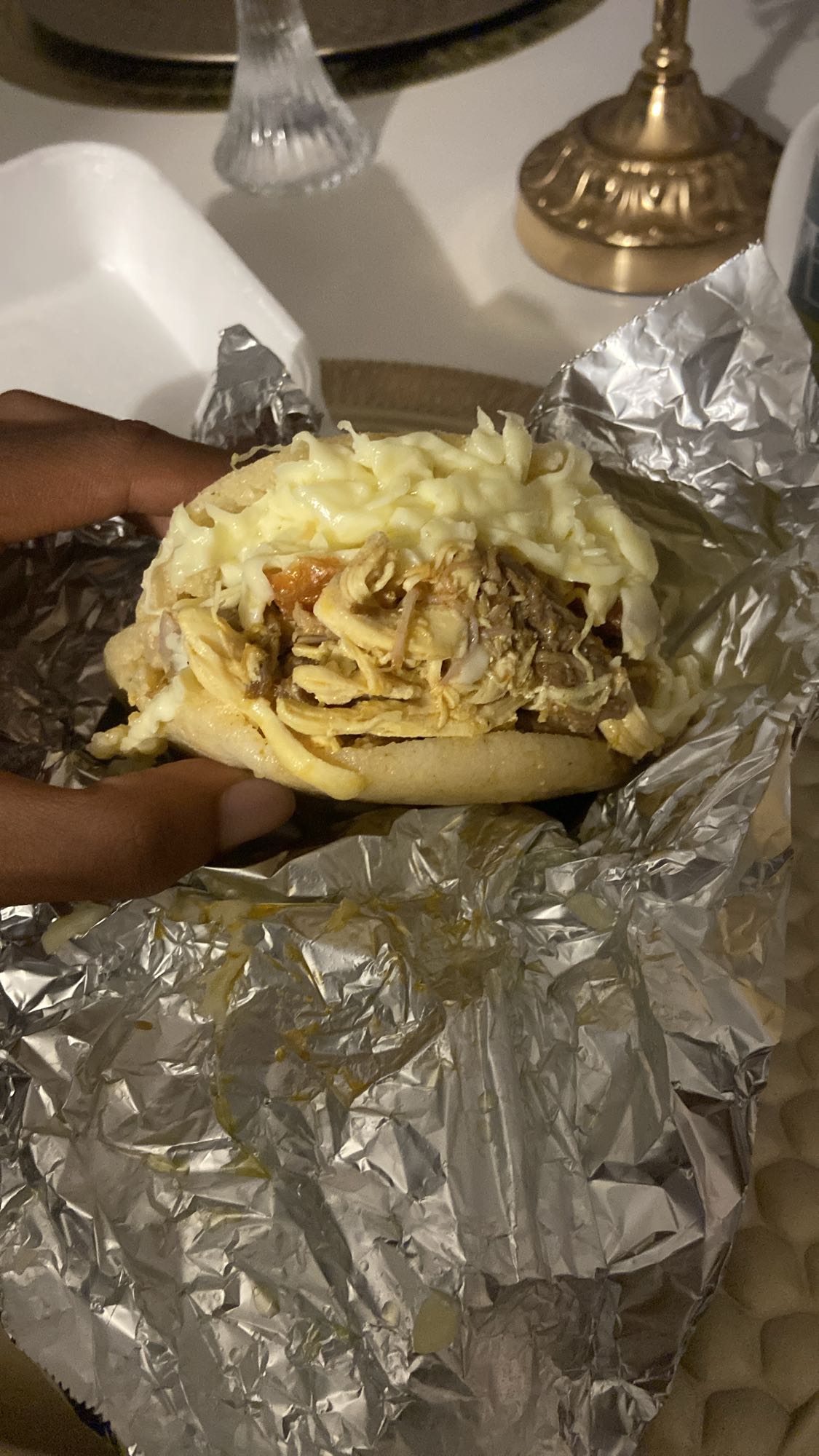 Arepa de pollo y queso