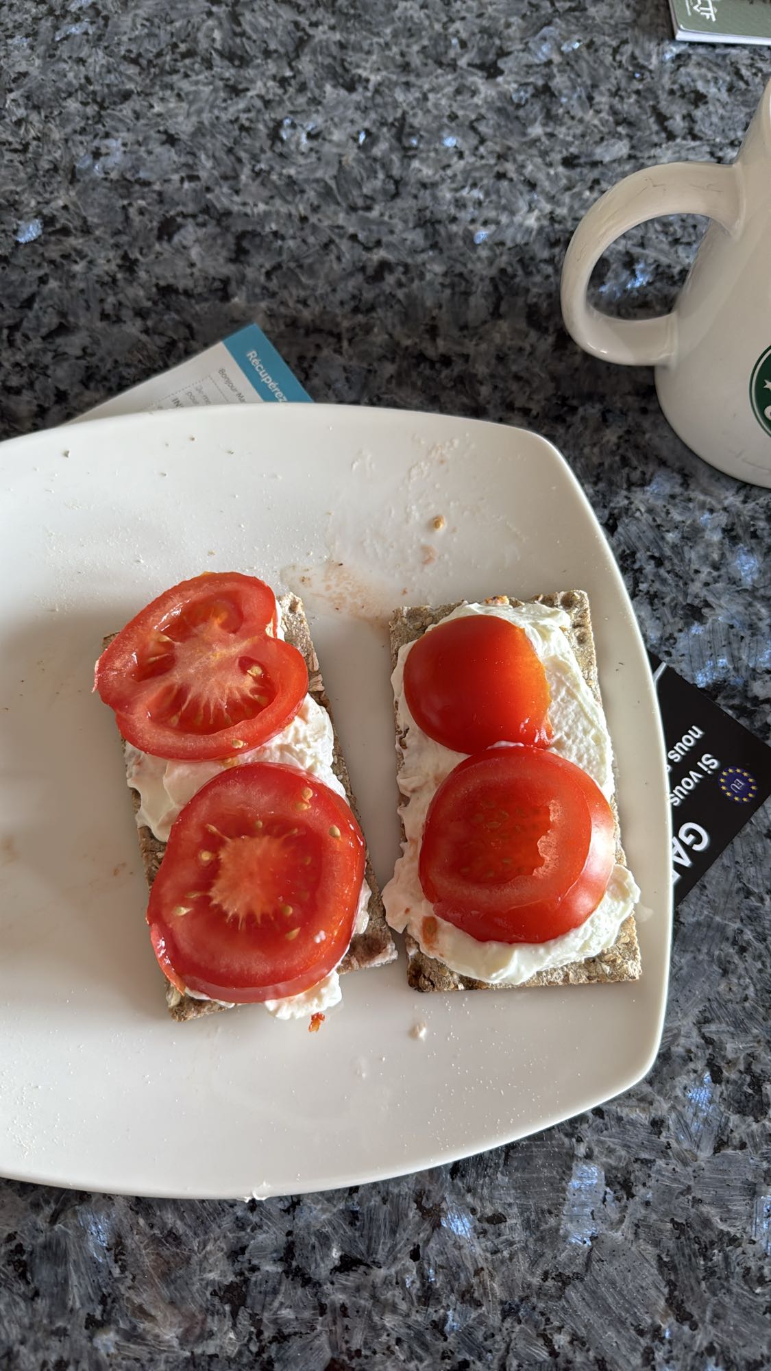 Crackers mit Tomate, Magerquark und Mandelmus