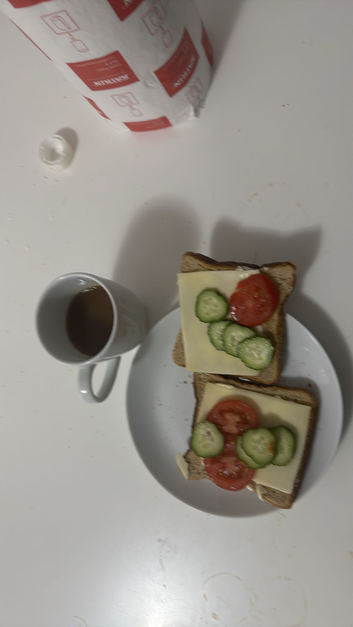 Ostsmörgås med kaffe