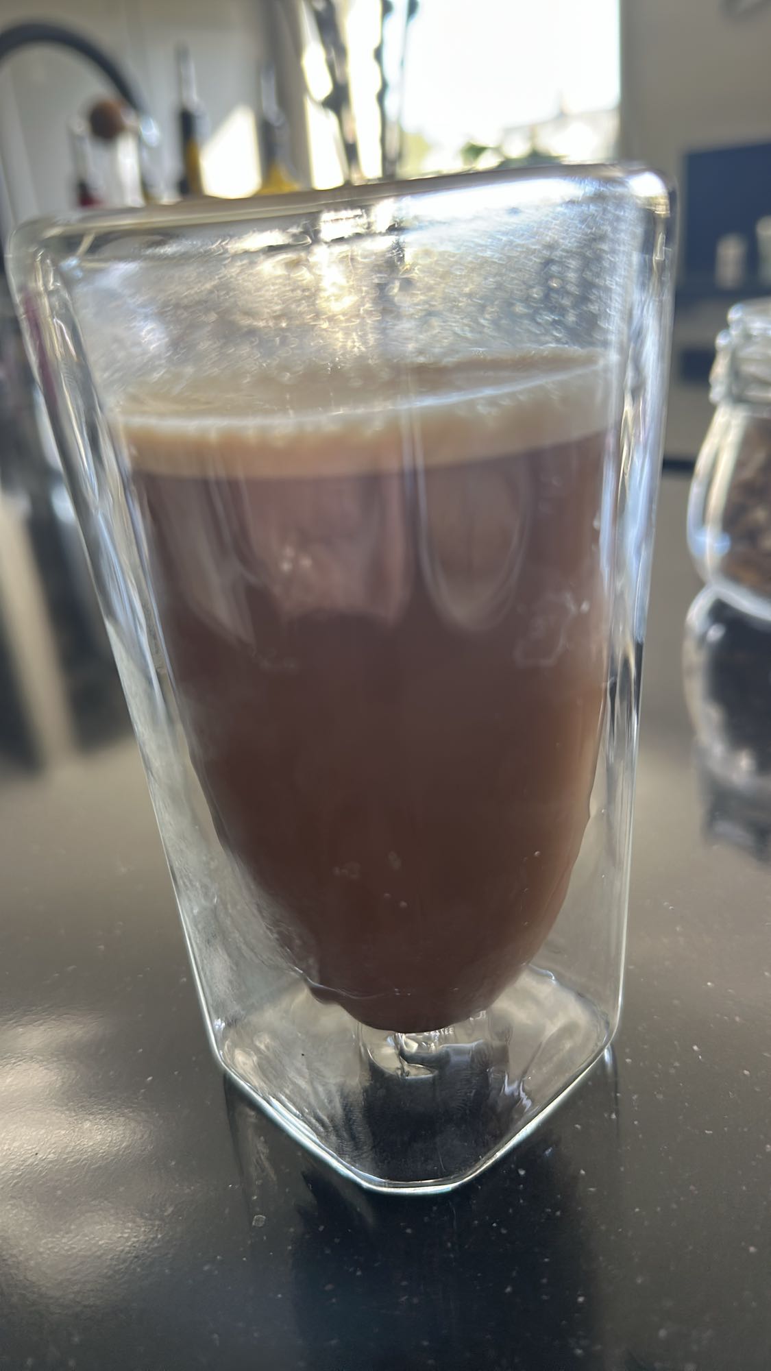 Svart kaffe med mjölk