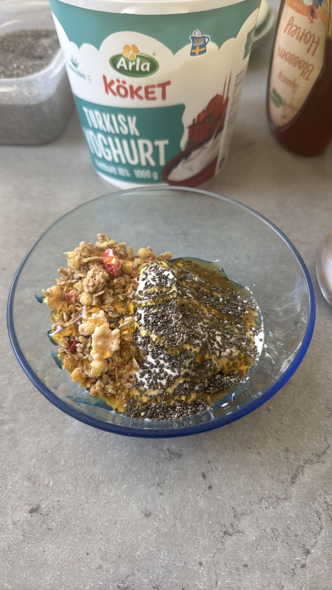 Yoghurt med granola och ägg