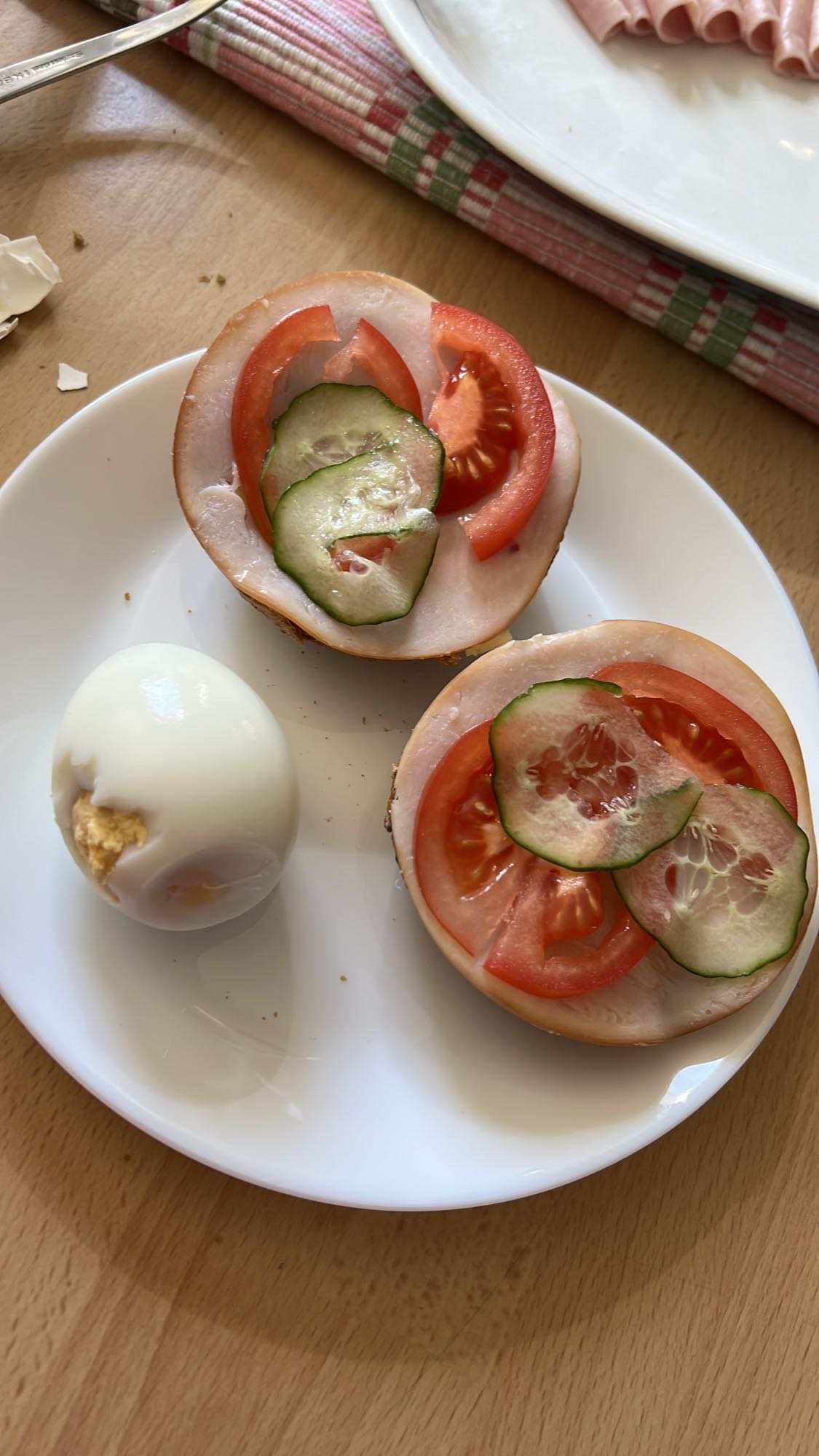 Bagel med ägg och grönsaker