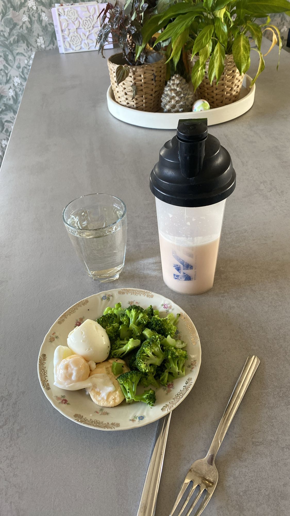 Ägg och broccoli tallrik