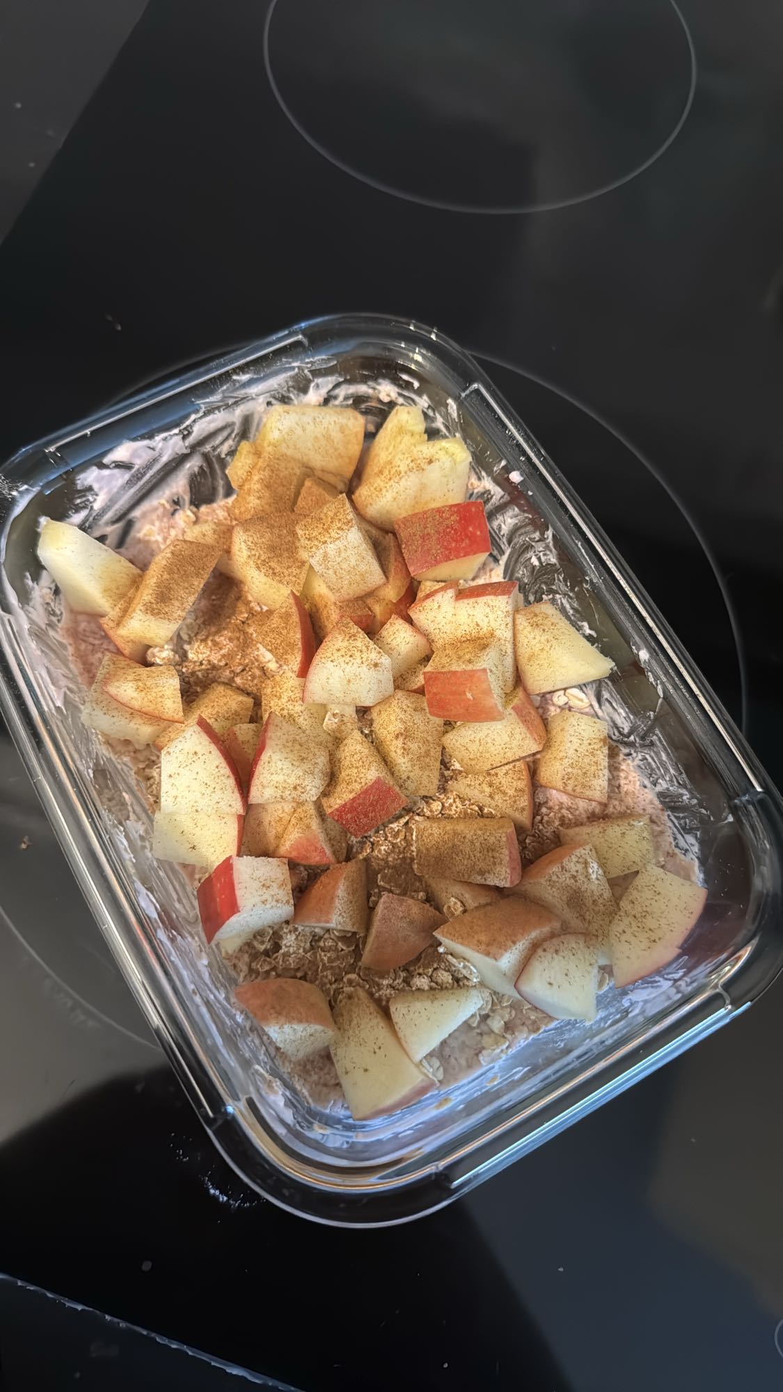 Apfel mit Haferflocken und Skyr Erdbeere