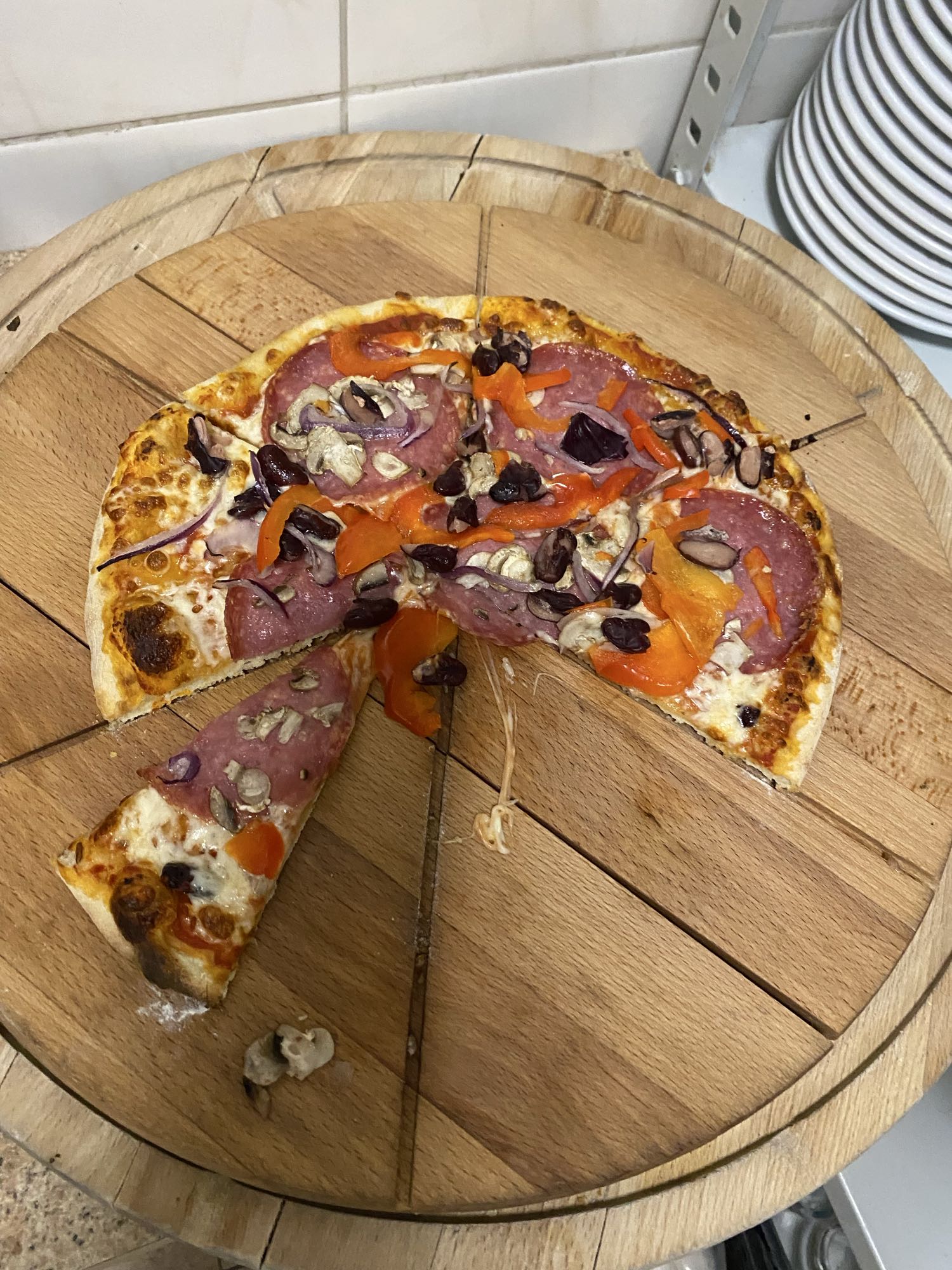 Pizza z salami i warzywami