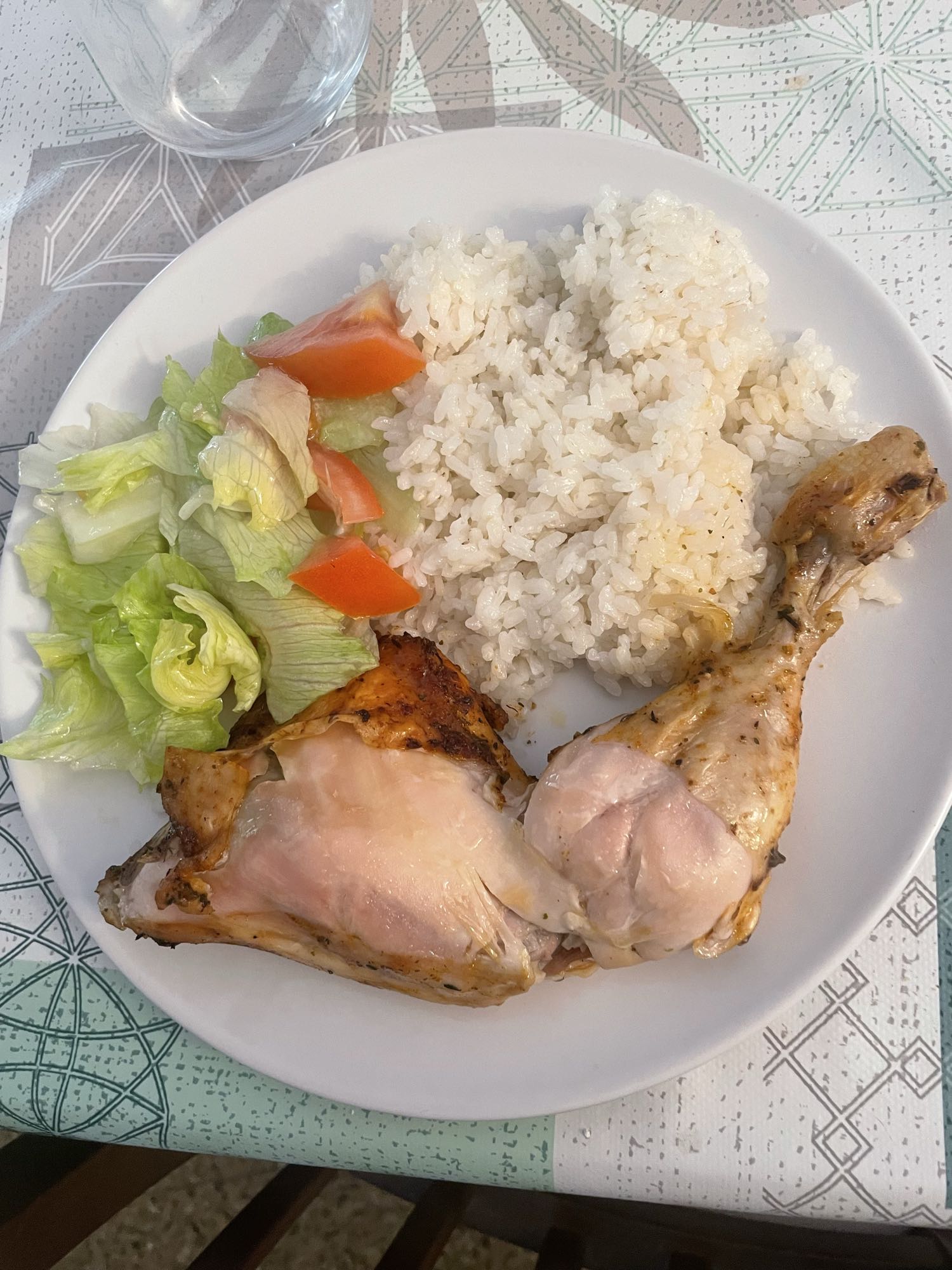 Pollo con arroz y ensalada
