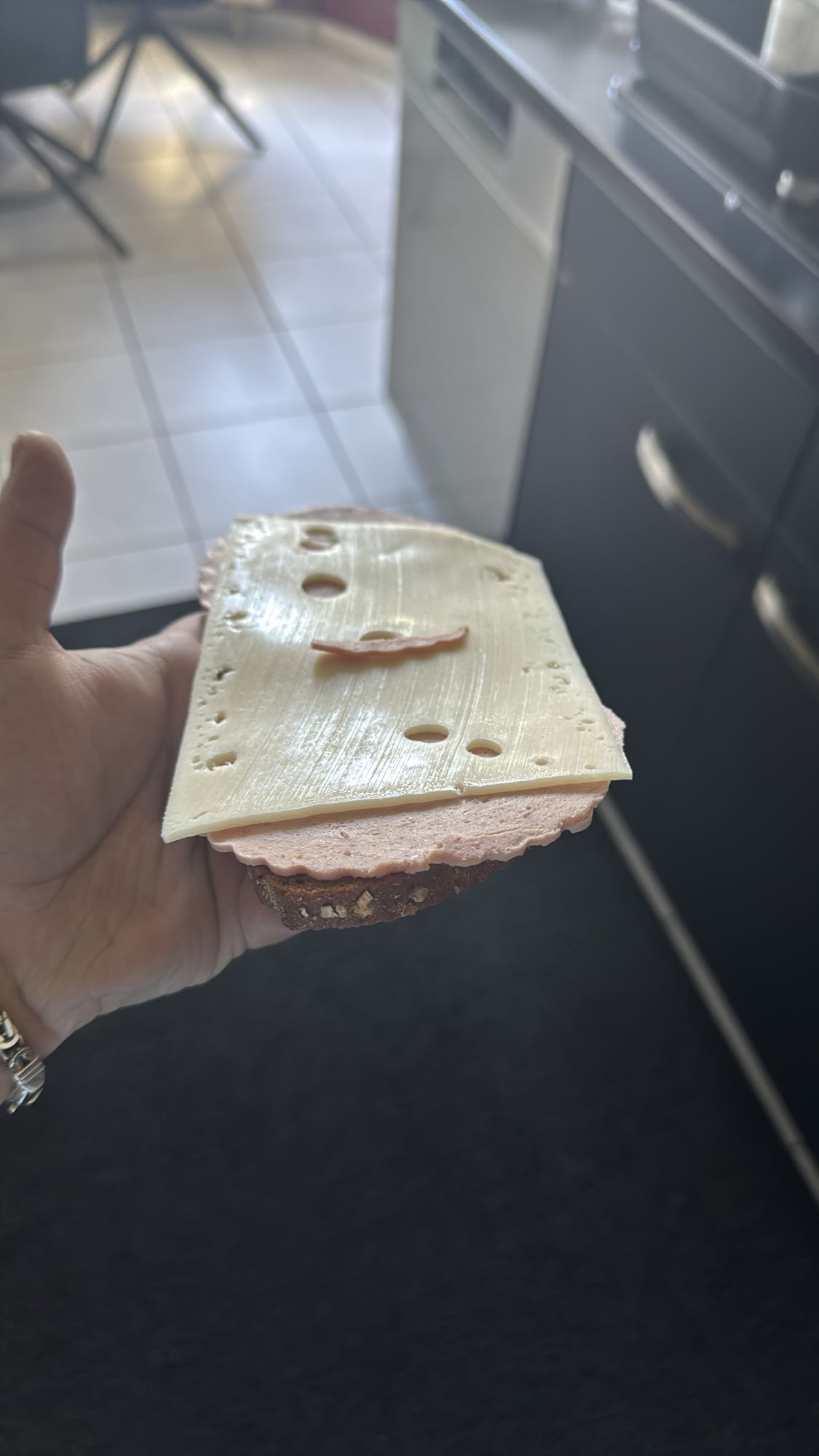 Sandwich mit Käse und Wurst