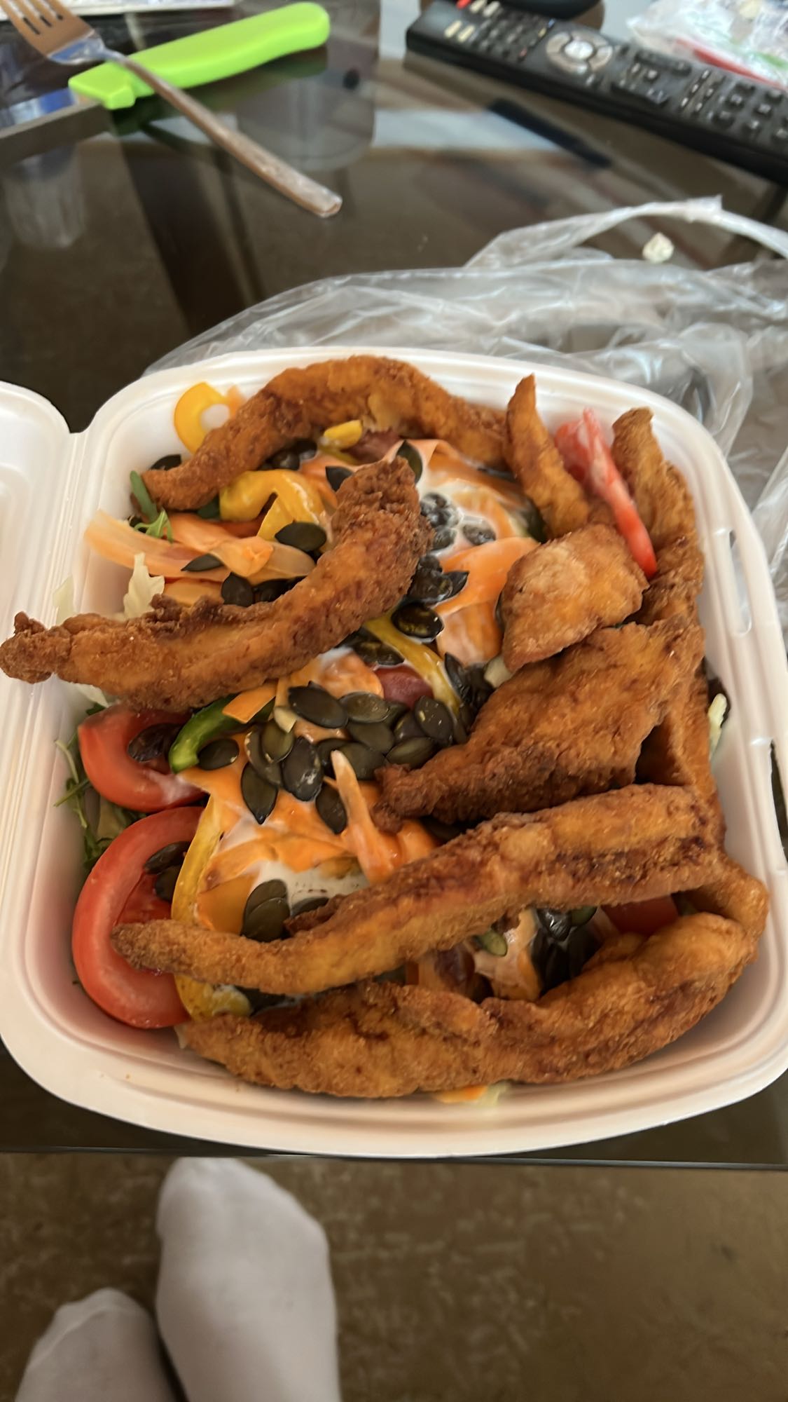 Ensalada con pollo frito