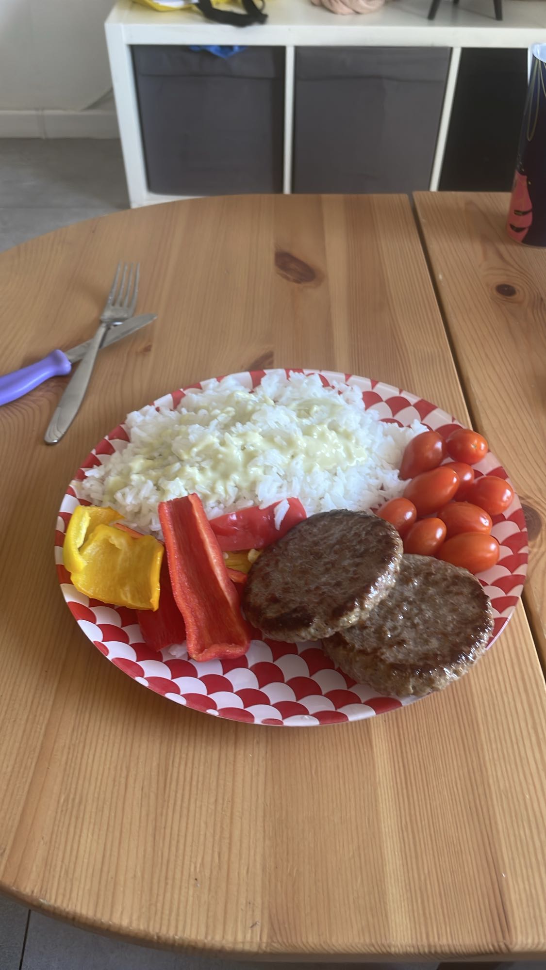 Ryż z warzywami i kotletami