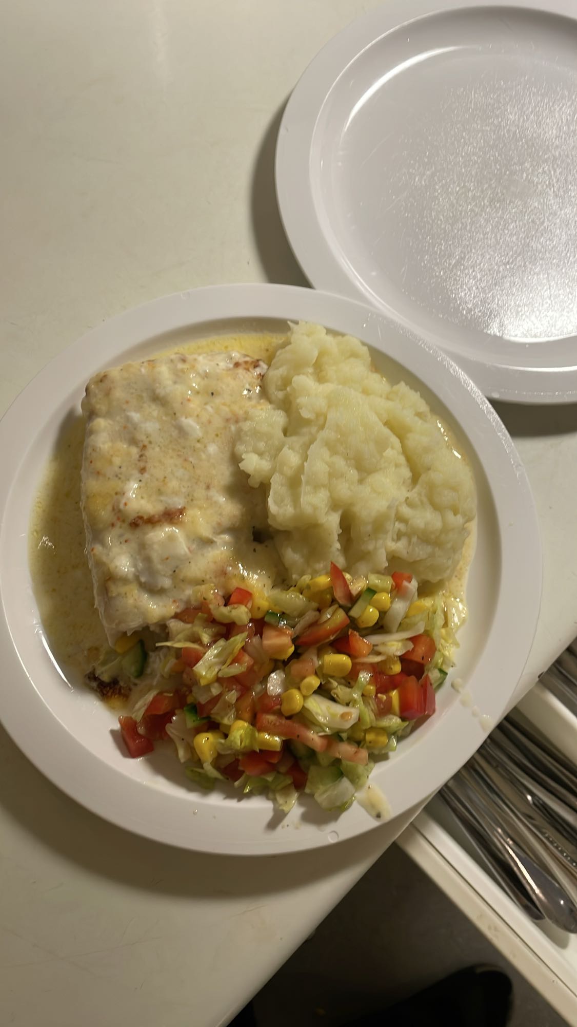 Fisk med mos och sallad