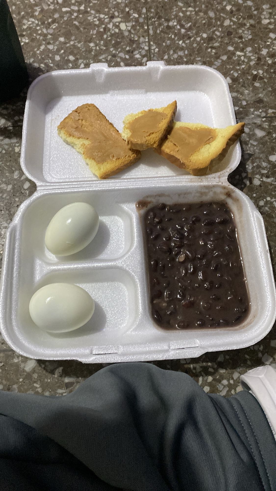 Huevos, pan y frijoles