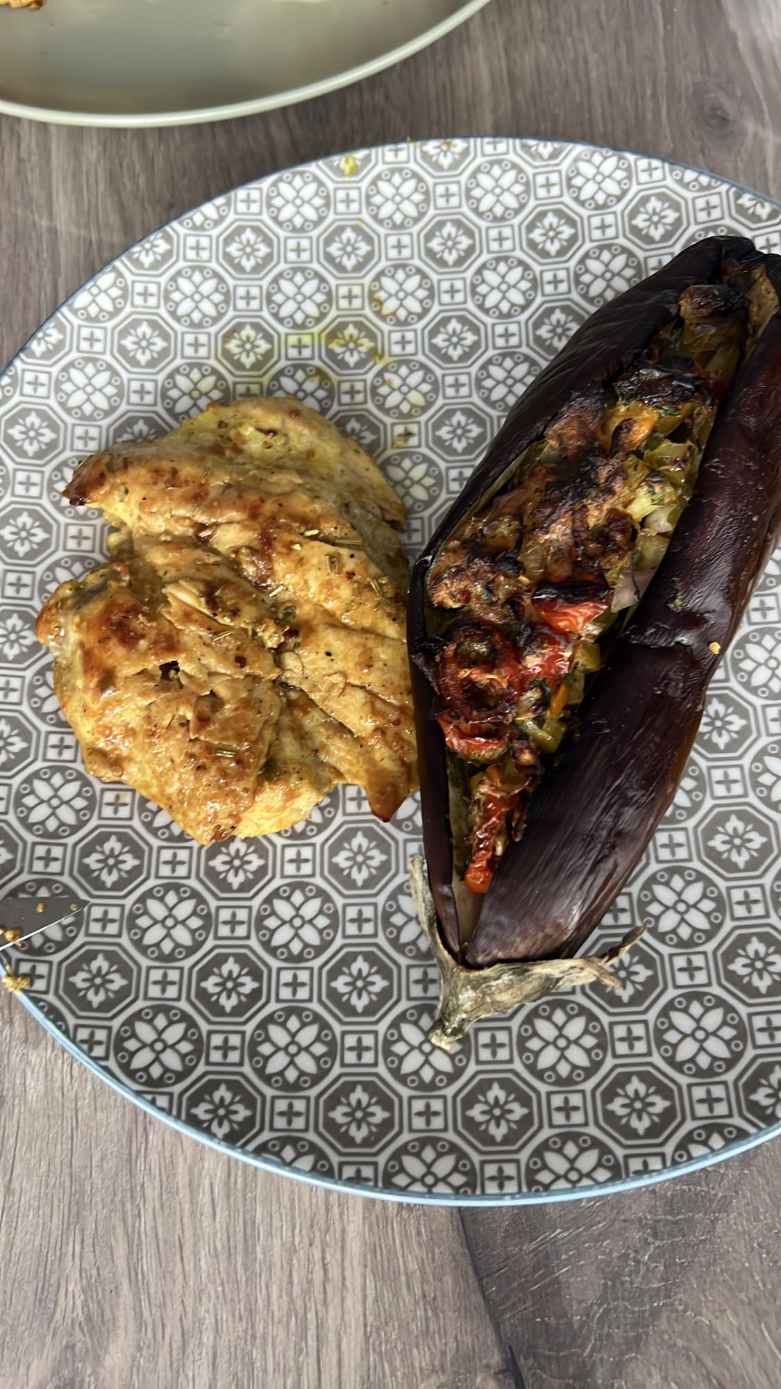 Poulet et aubergine farcie