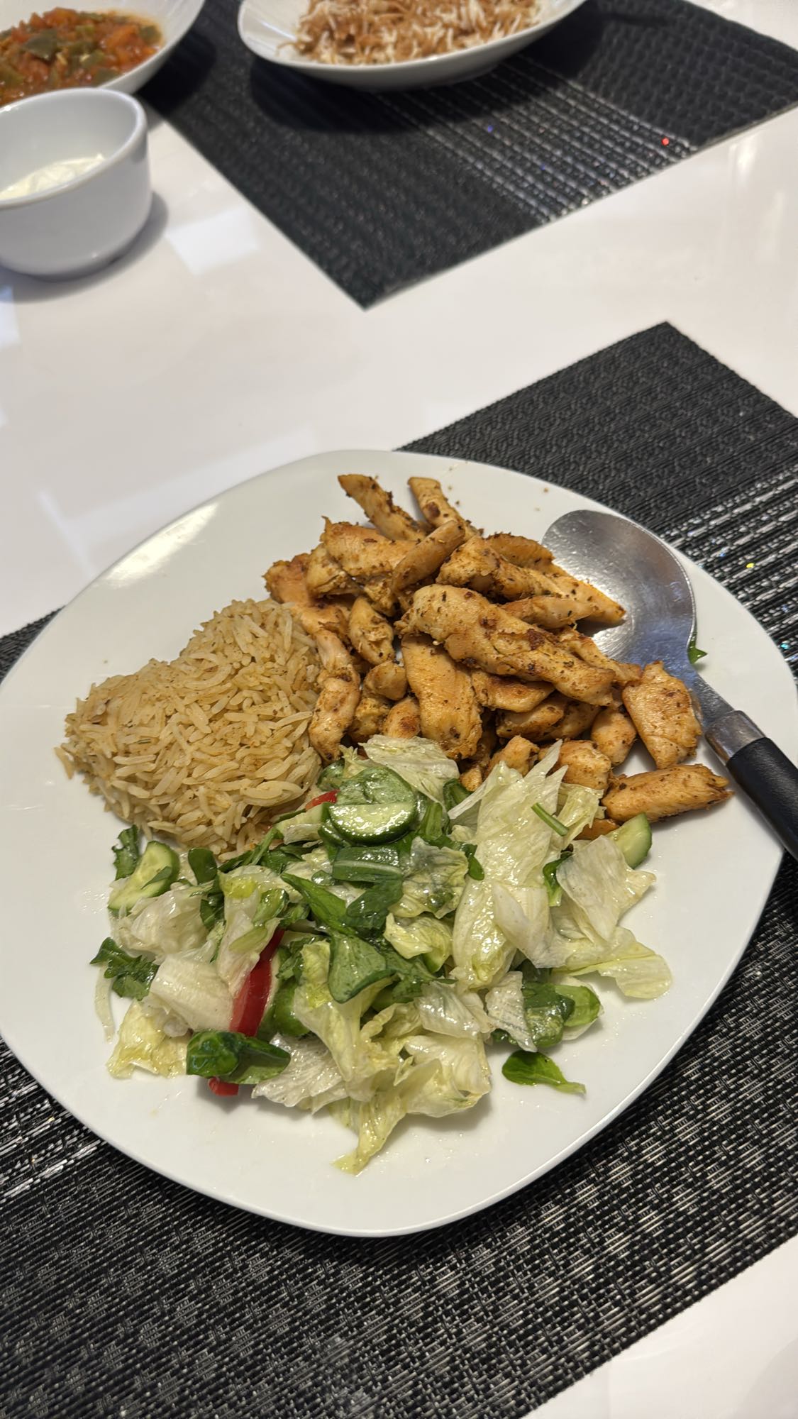 Hähnchen mit Reis und Salat