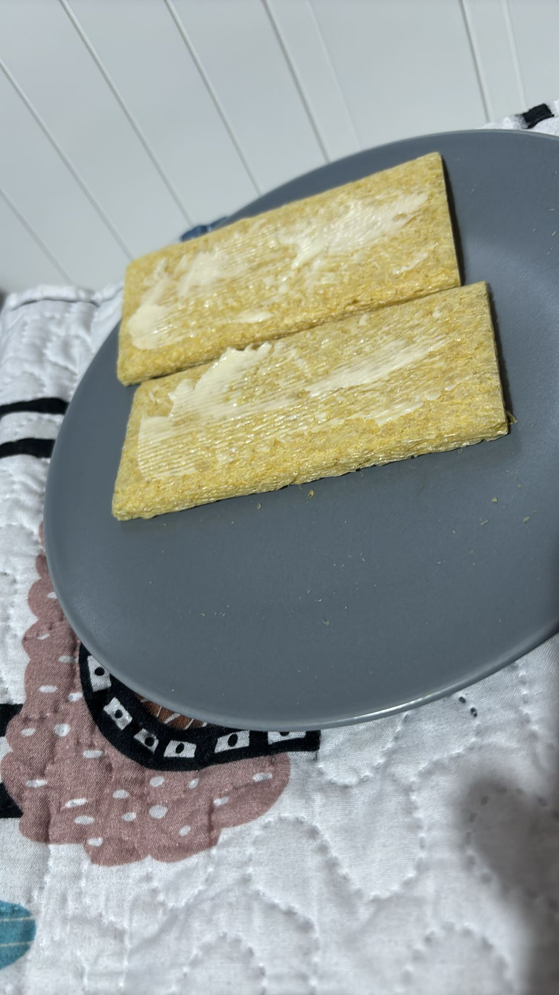 Chrupkie pieczywo z masłem