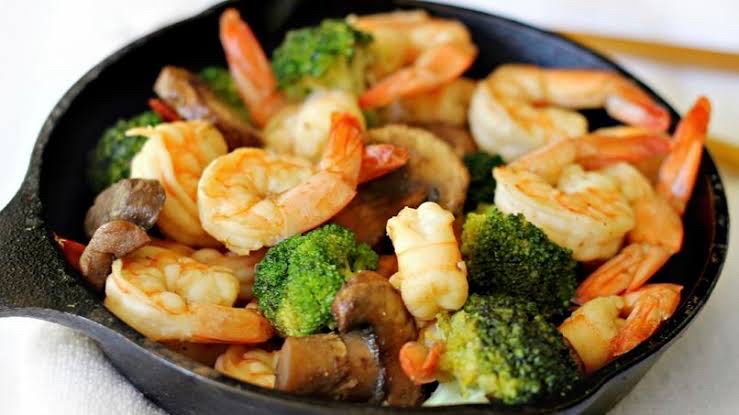 Salteado de camarones