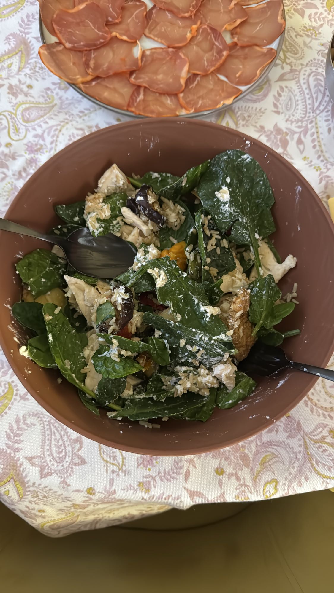 Ensalada de pollo y espinacas