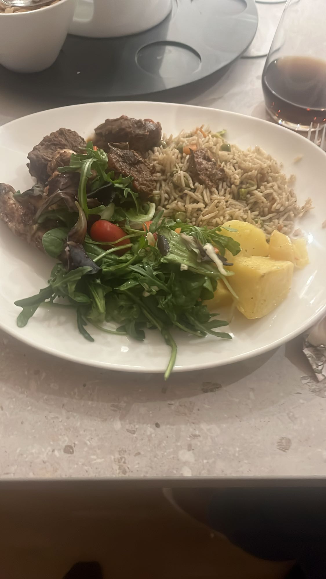 Ris, kött och sallad