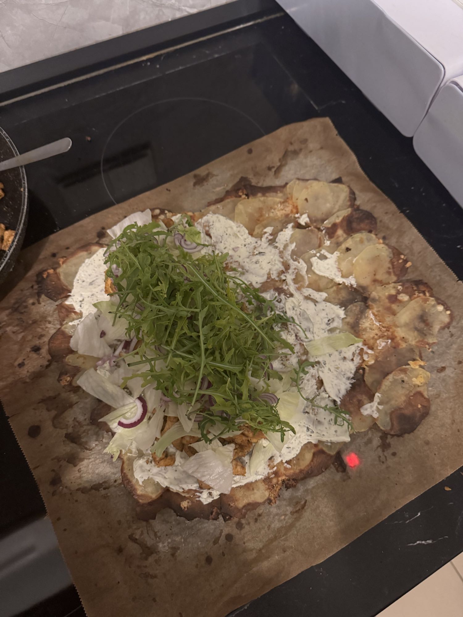 Pizza aus Kartoffel und Salat