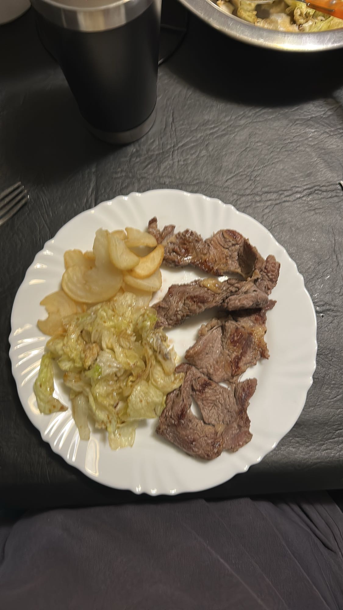 Carne con papas y lechuga