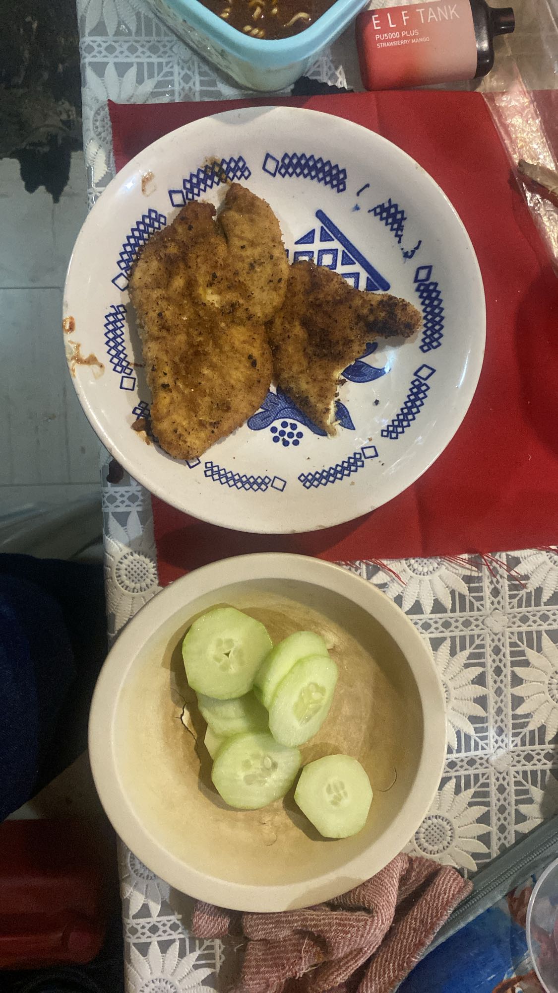 Pollo empanizado y pepino
