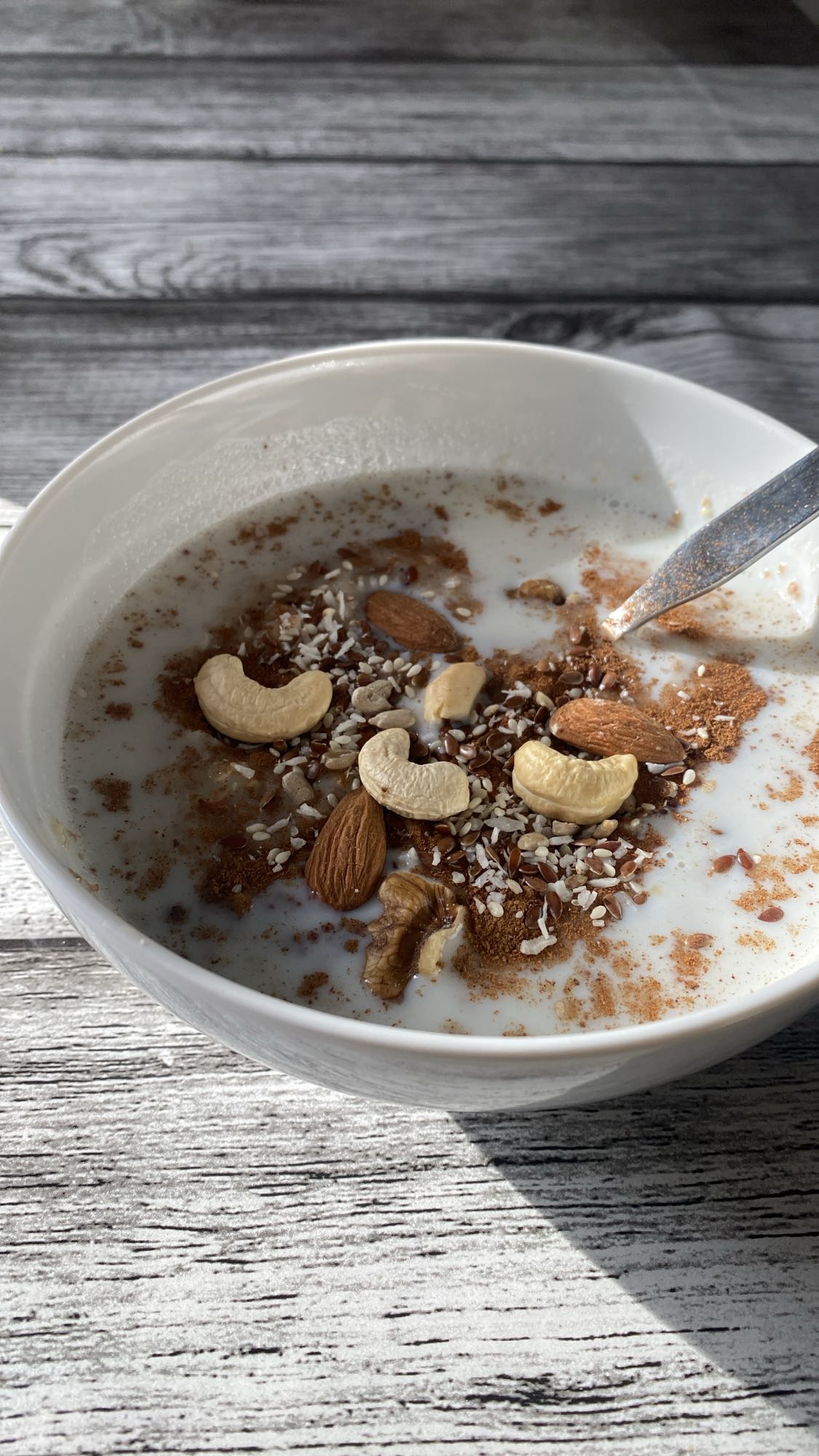 Fiberhavregrynsgröt med proteinpulver, mellanmjölk, linfrön och cashewnötter