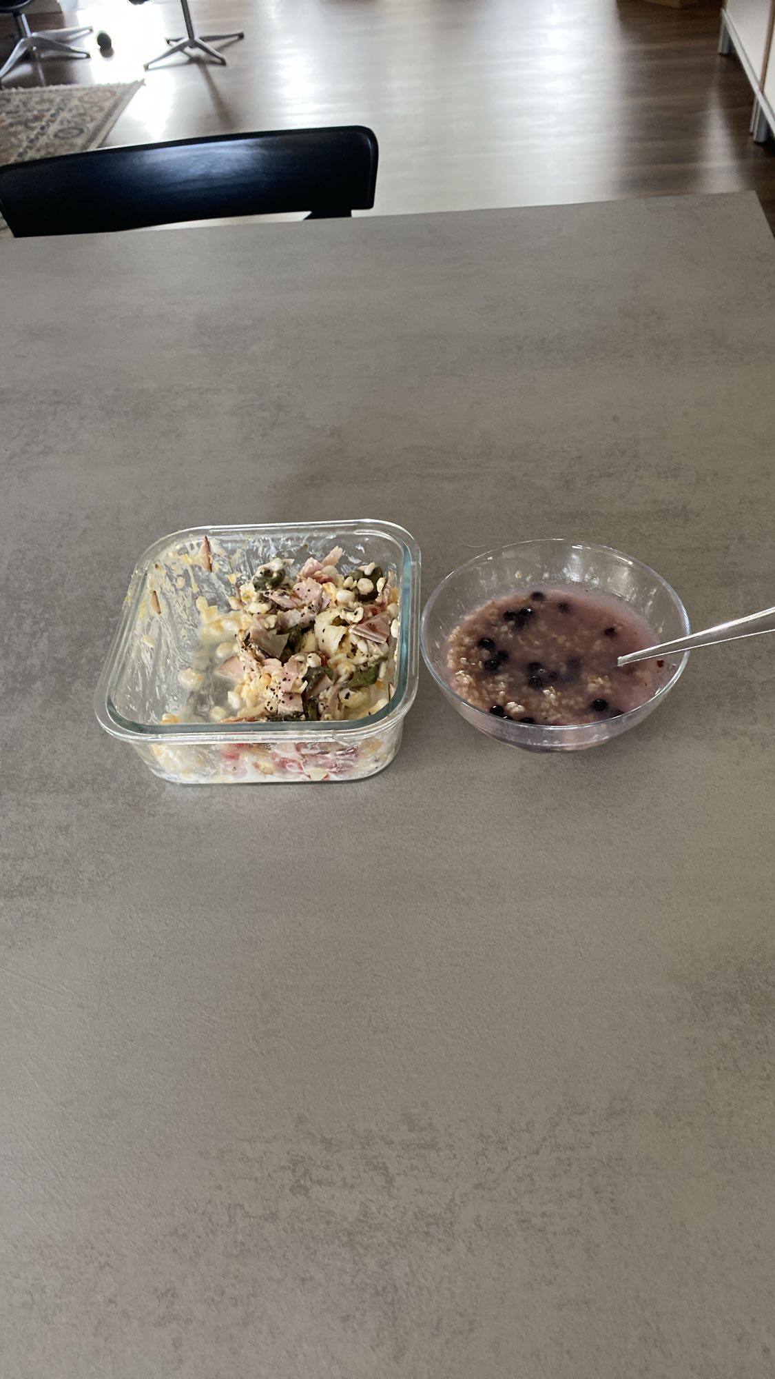 Ägg- och skinkröra med keso, tomat, paprika och gröt med blåbär