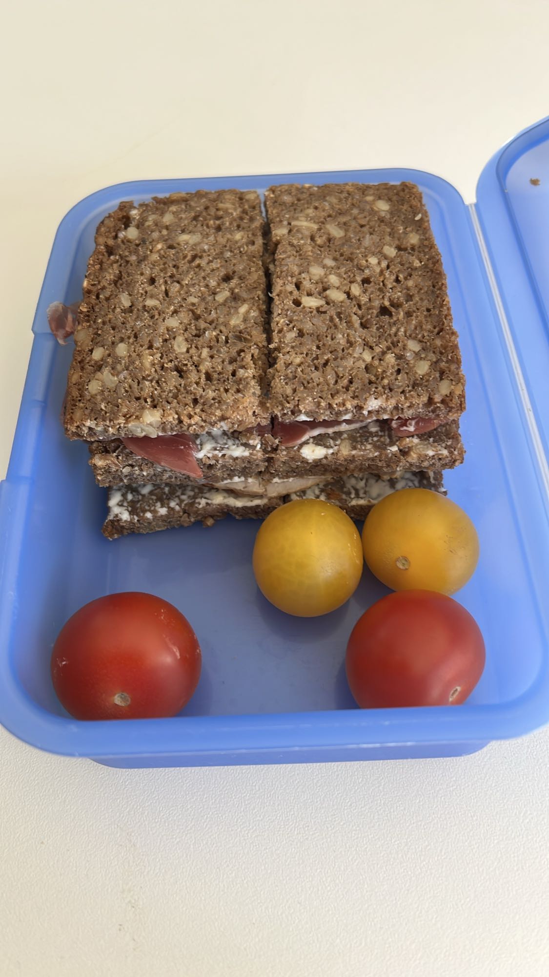 Sonnenkernbrot mit Schinken und Tomaten