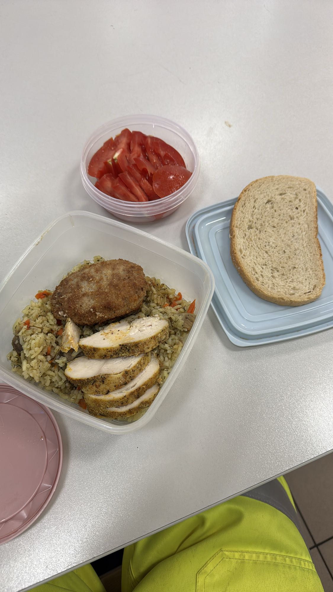 Курица с рисом и хлебом