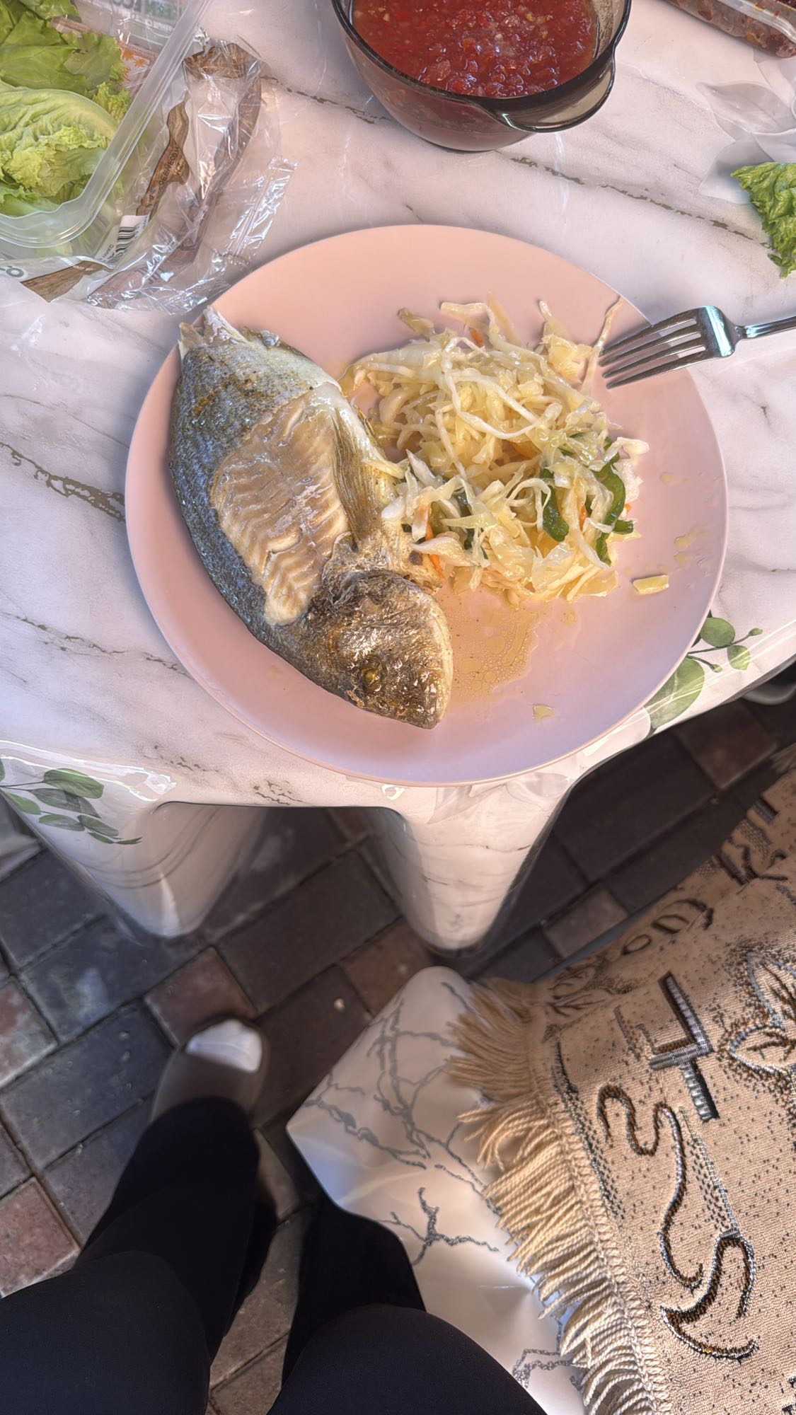 Рыба с салатом