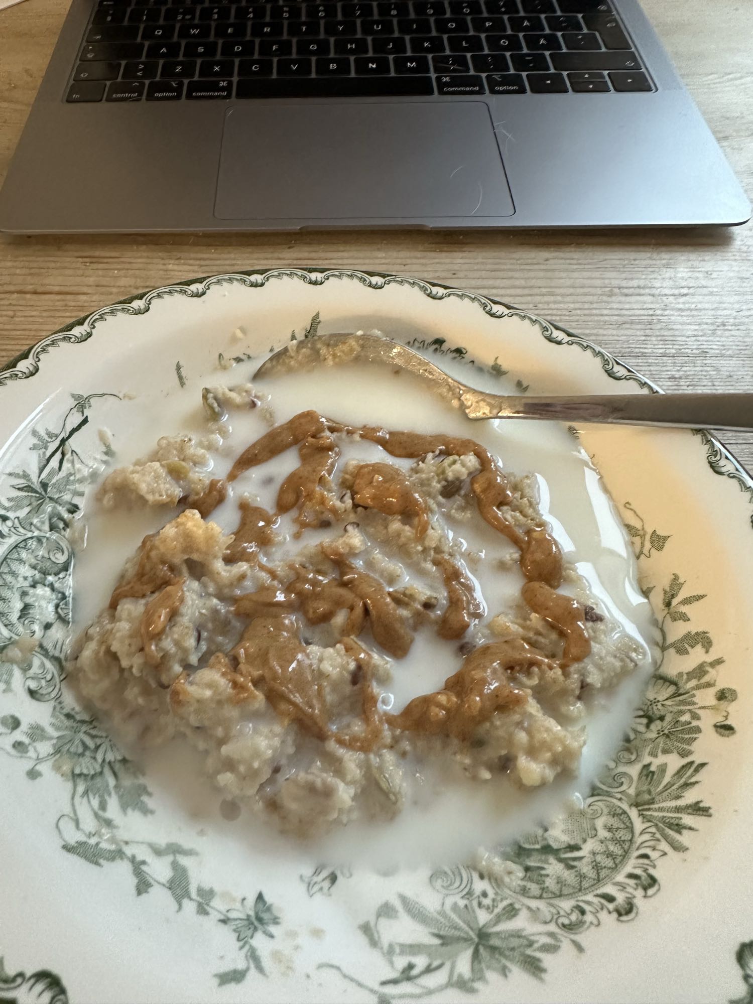 Havregrynsgröt med jordnötssmör