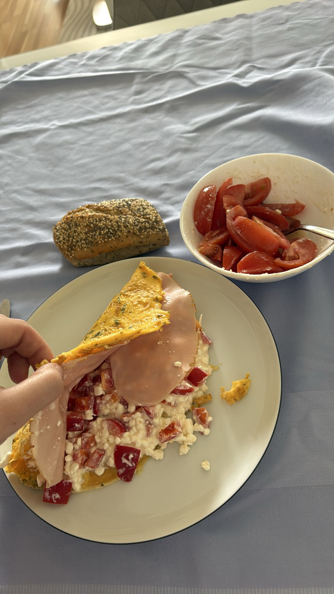 Omelette con pan y tomate