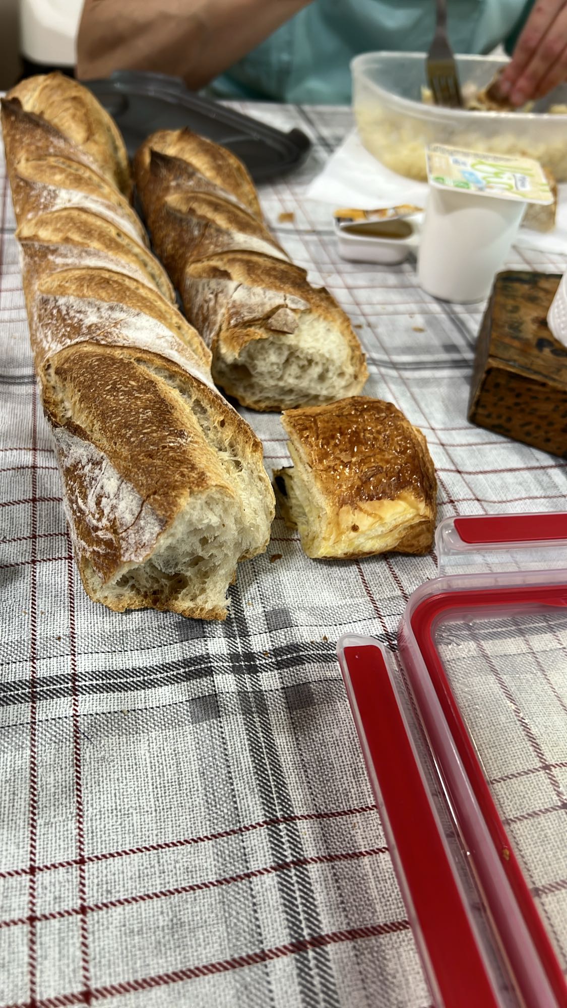 Déjeuner pain et yaourt