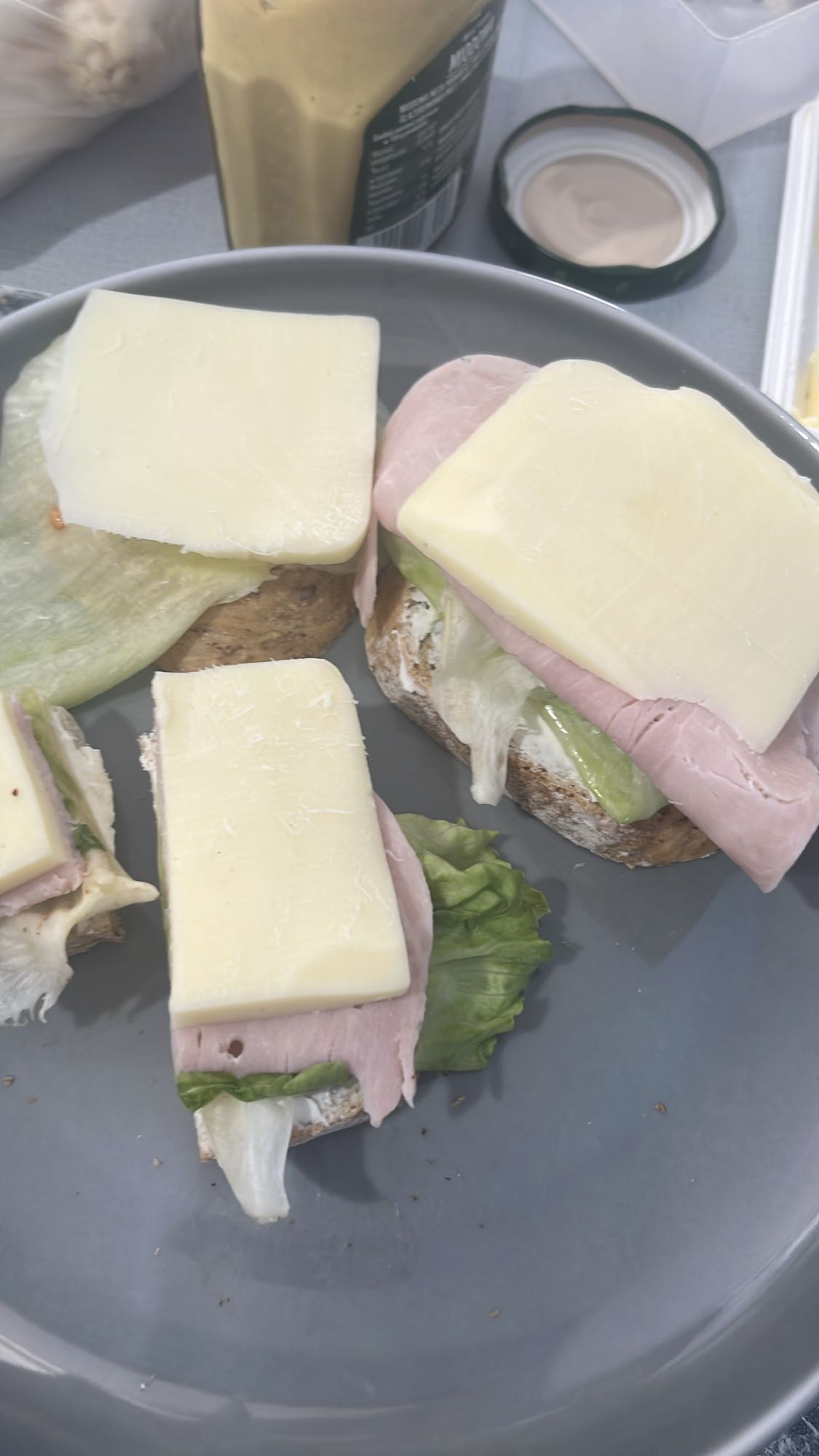 Kanapki z szynką i serem