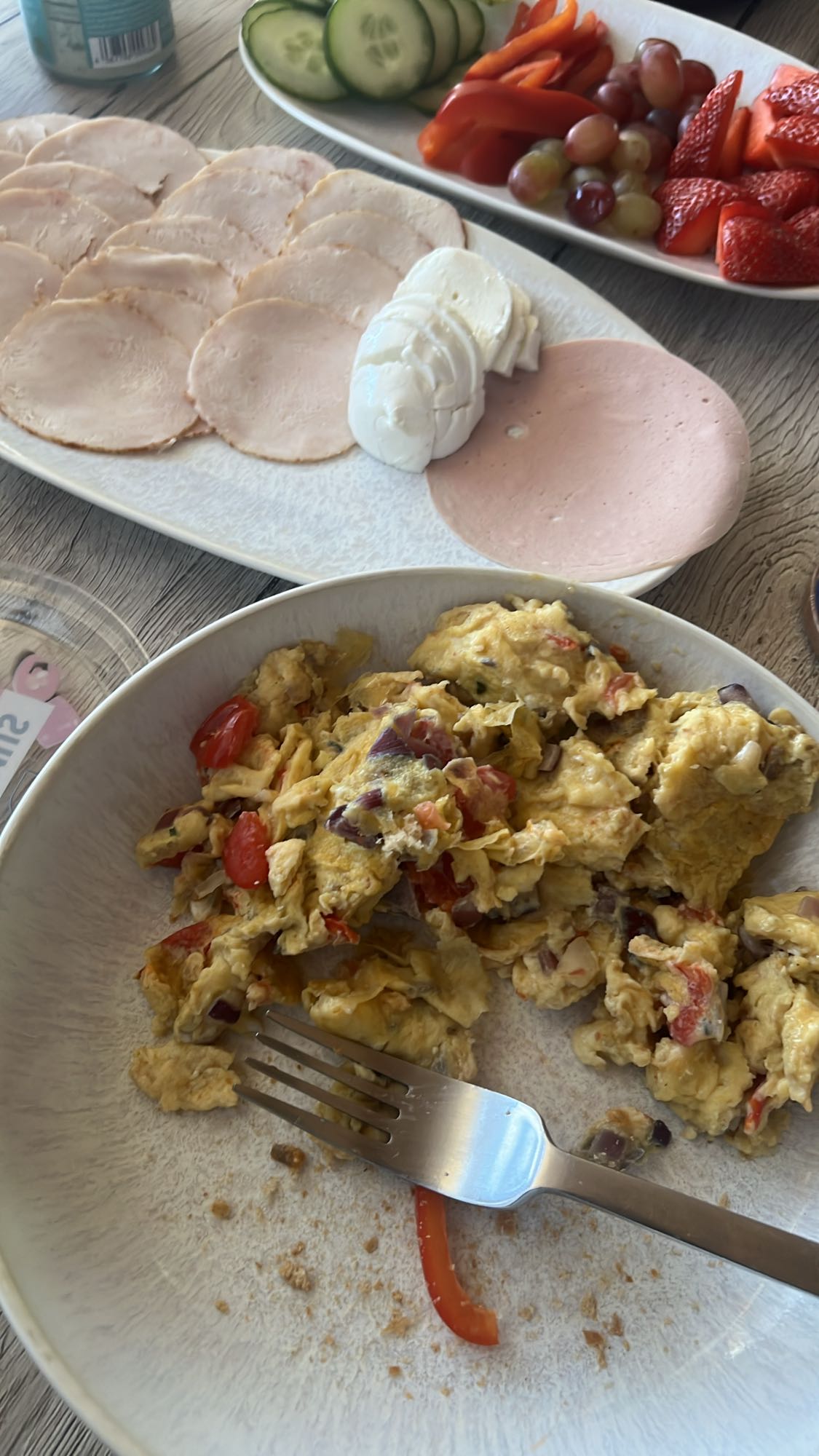 Huevos revueltos y frutas