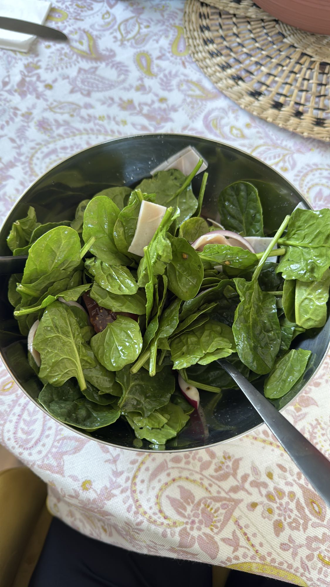 Ensalada de espinacas con tomate y pavo