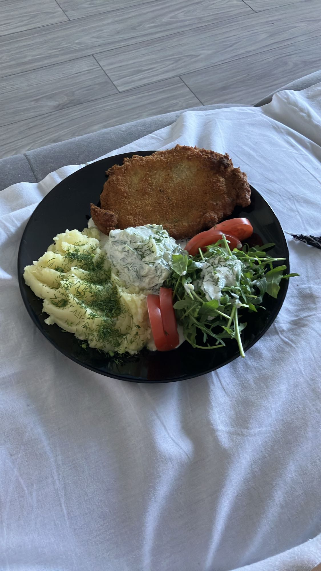 Kotlet z puree i sałatką