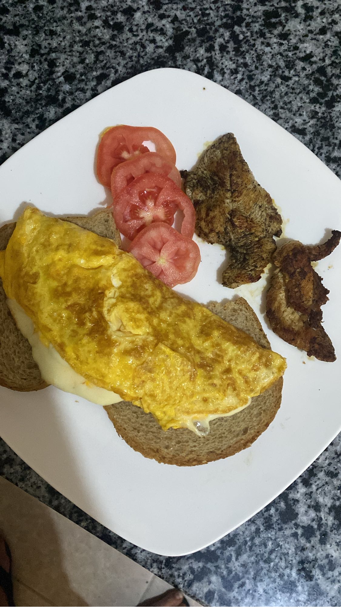 Omelette con pan y carne
