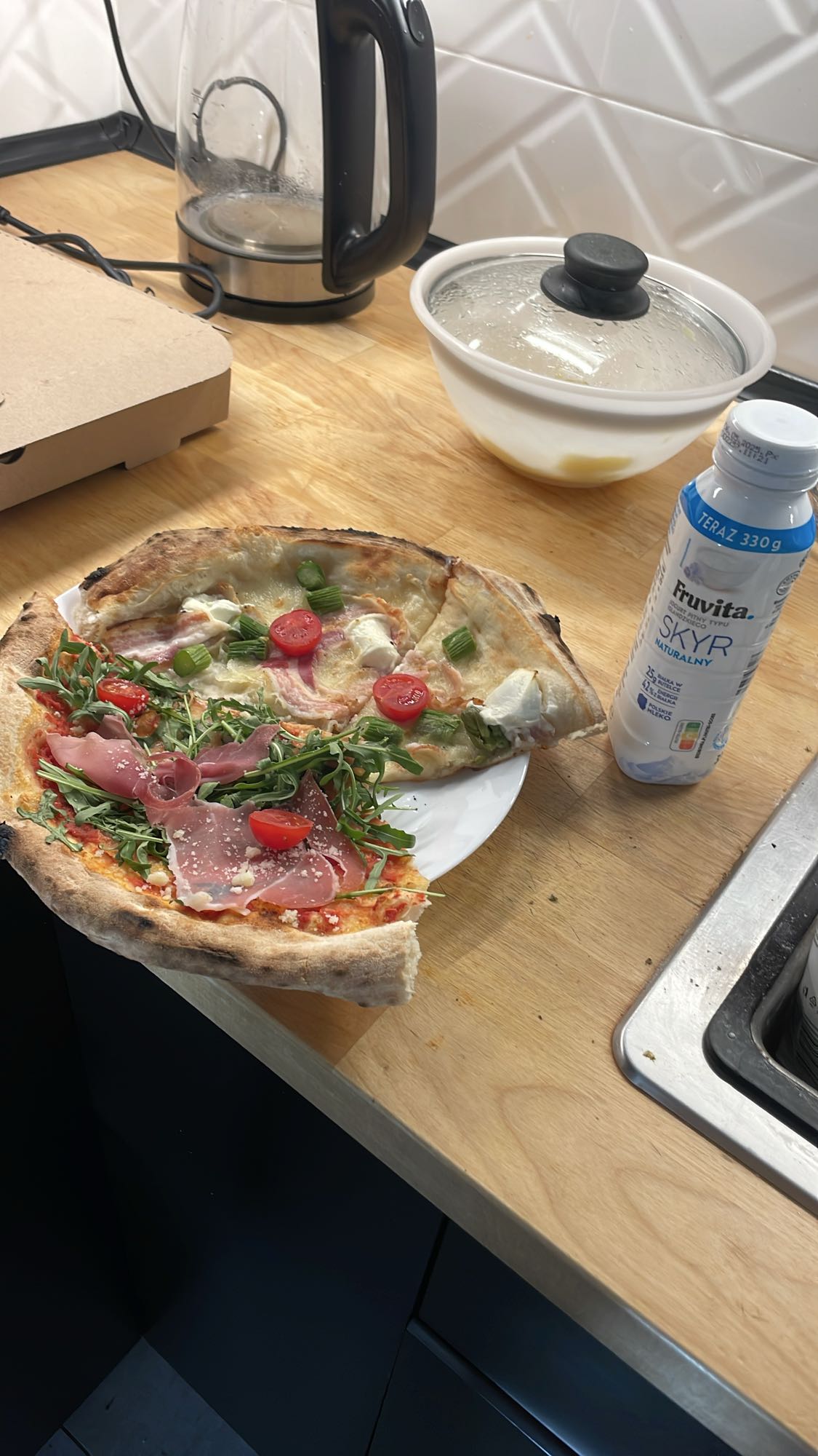 Pizza z szynką i rukolą